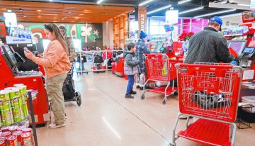 Confianza de consumidores en EU cae a su nivel más bajo en tres meses