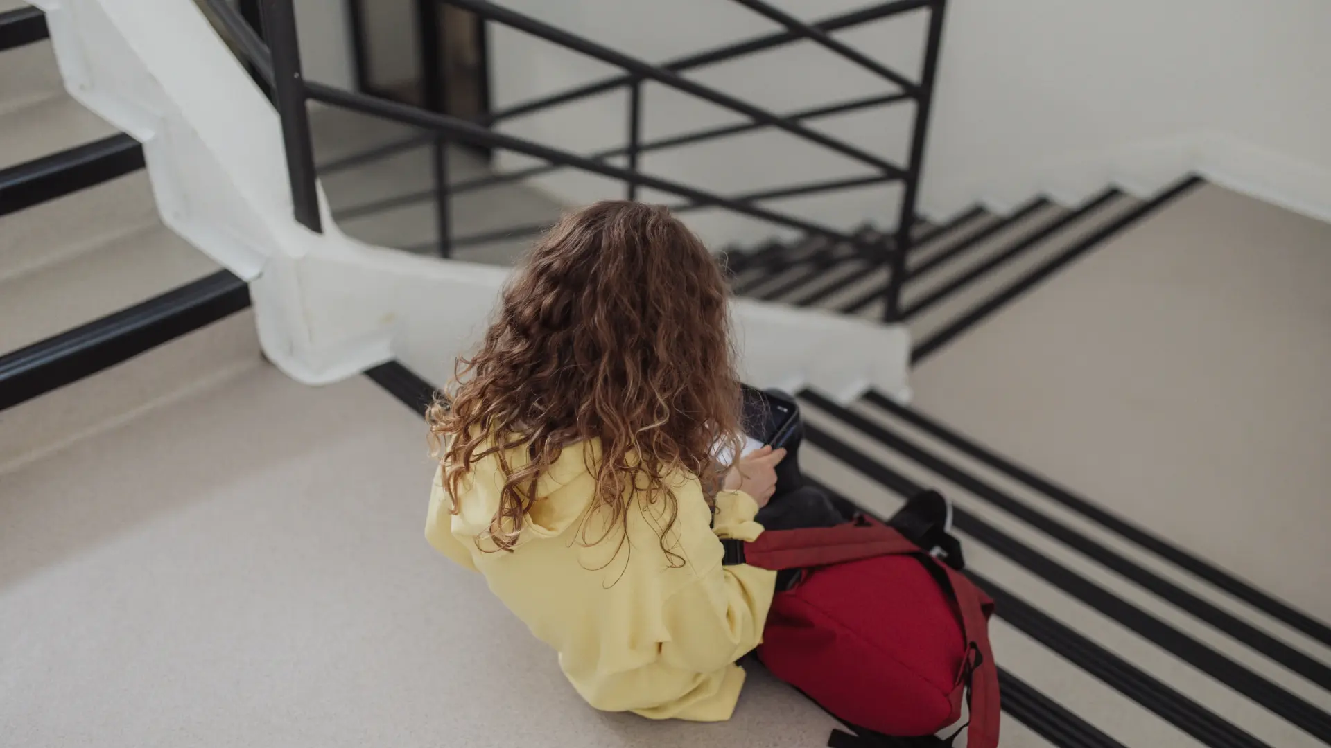 La historia de Kaley, la joven que ha ganado a Meta y Google en los tribunales por su adicción a las redes sociales