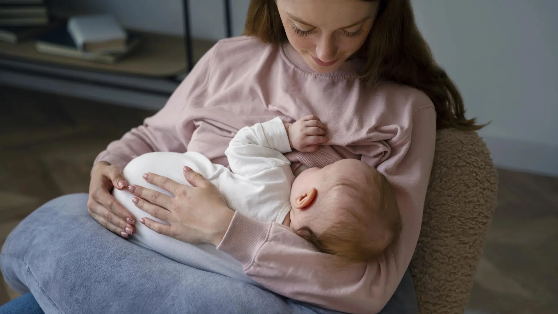 Bebés únicamente con el apellido de la madre: así es la estricta norma que aplican en un estado de EE.UU