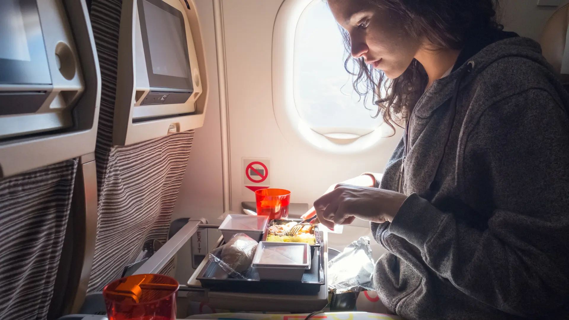 Las comidas y 'snacks' que debes evitar si vas a subir a un avión, según un experto en viajes