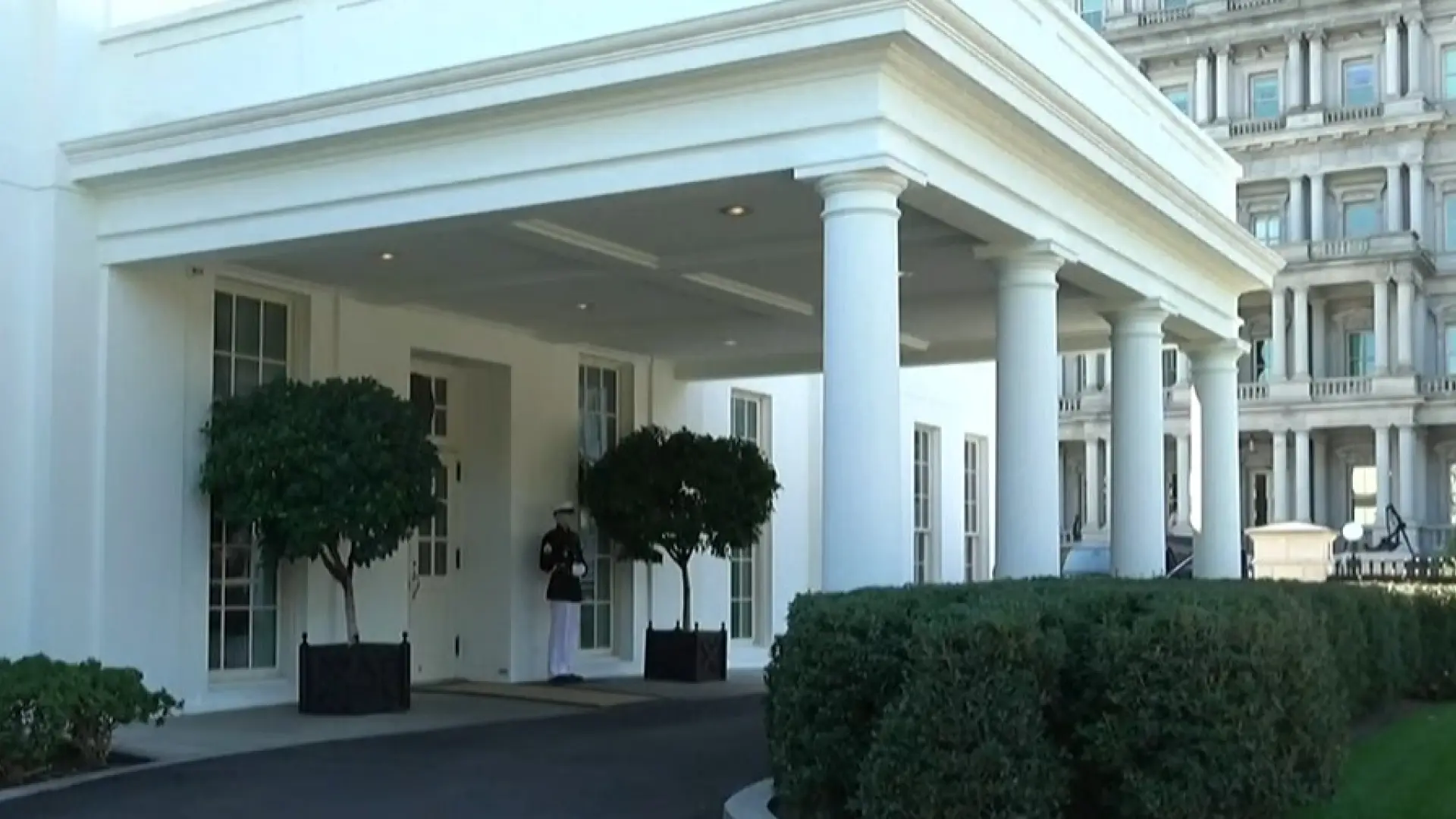 Alerta en Washington después de que un conductor estrellara su furgoneta contra una barricada de la Casa Blanca