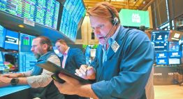 Wall Street cae por conflicto en Oriente Medio; acciones de defensa y energía suben