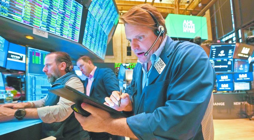 Wall Street cae por conflicto en Oriente Medio; acciones de defensa y energía suben