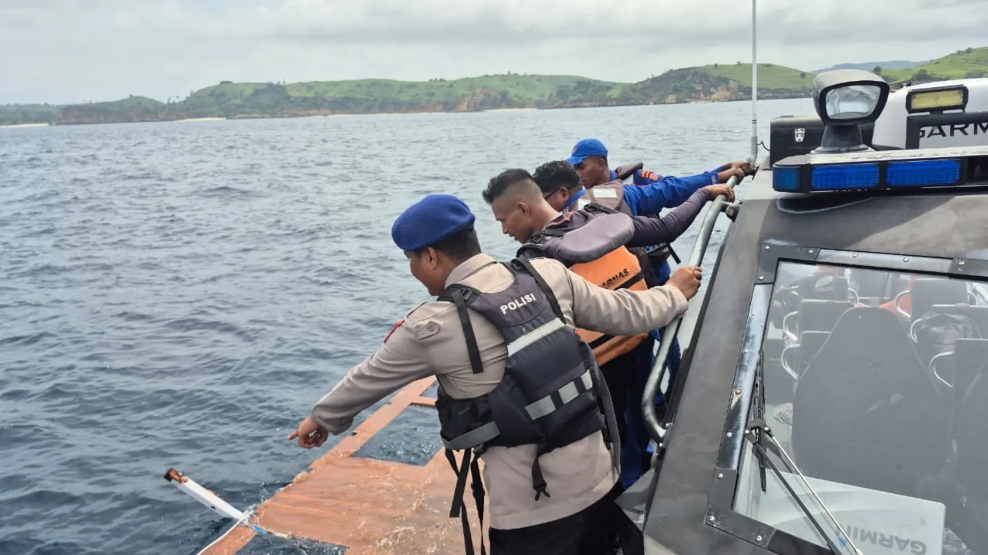 La española que perdió a sus familiares en un naufragio en Indonesia declara en el juicio: «No socorrieron a mis hijos ni a mi marido»