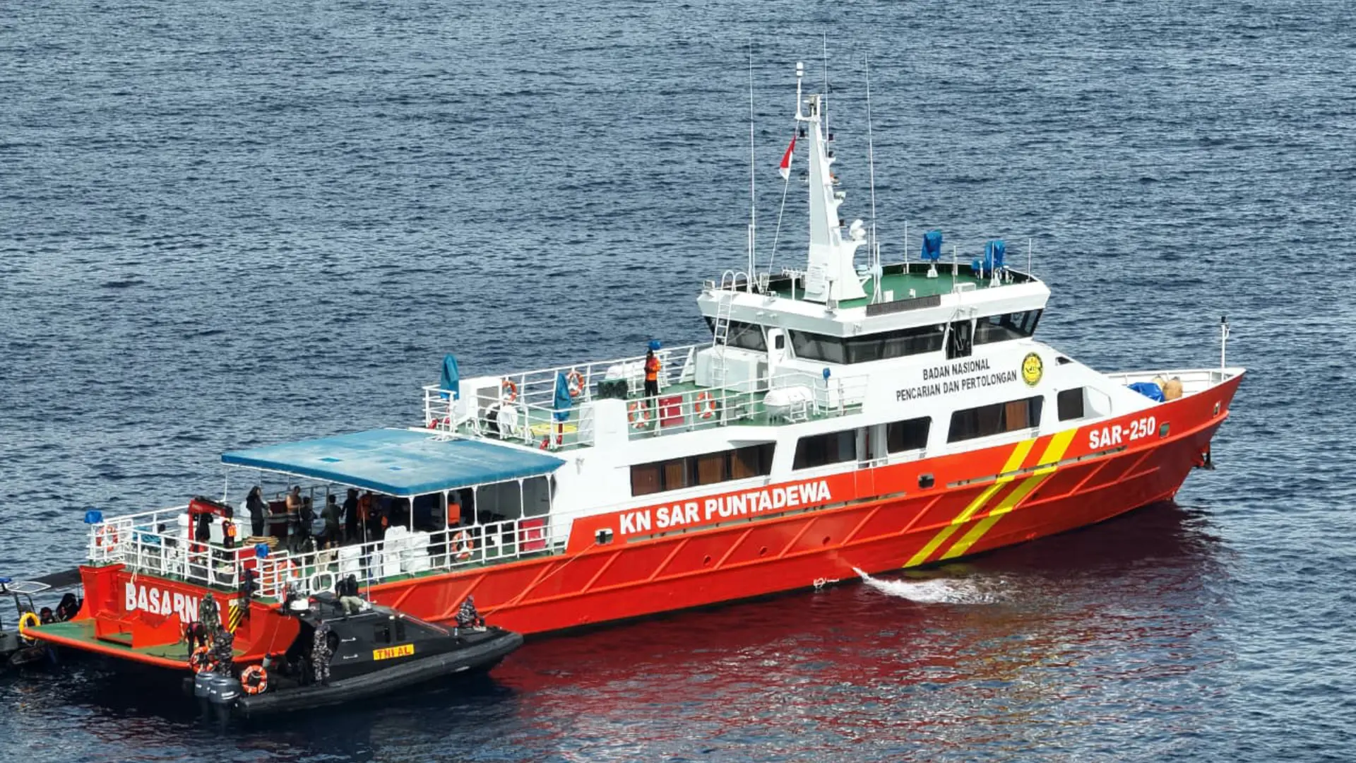 La Policía indonesia detiene al capitán del barco que naufragó con una familia española