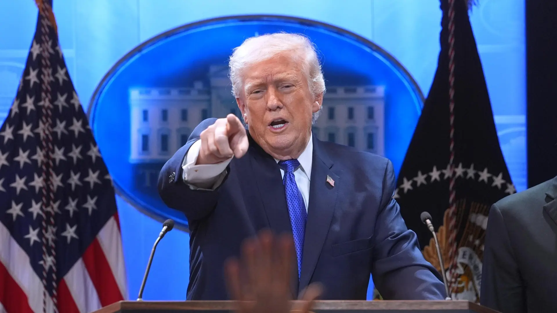 Trump, tras decir Irán que suspende los ataques a países vecinos: «Hoy recibirán un duro golpe, se está considerando su destrucción total»