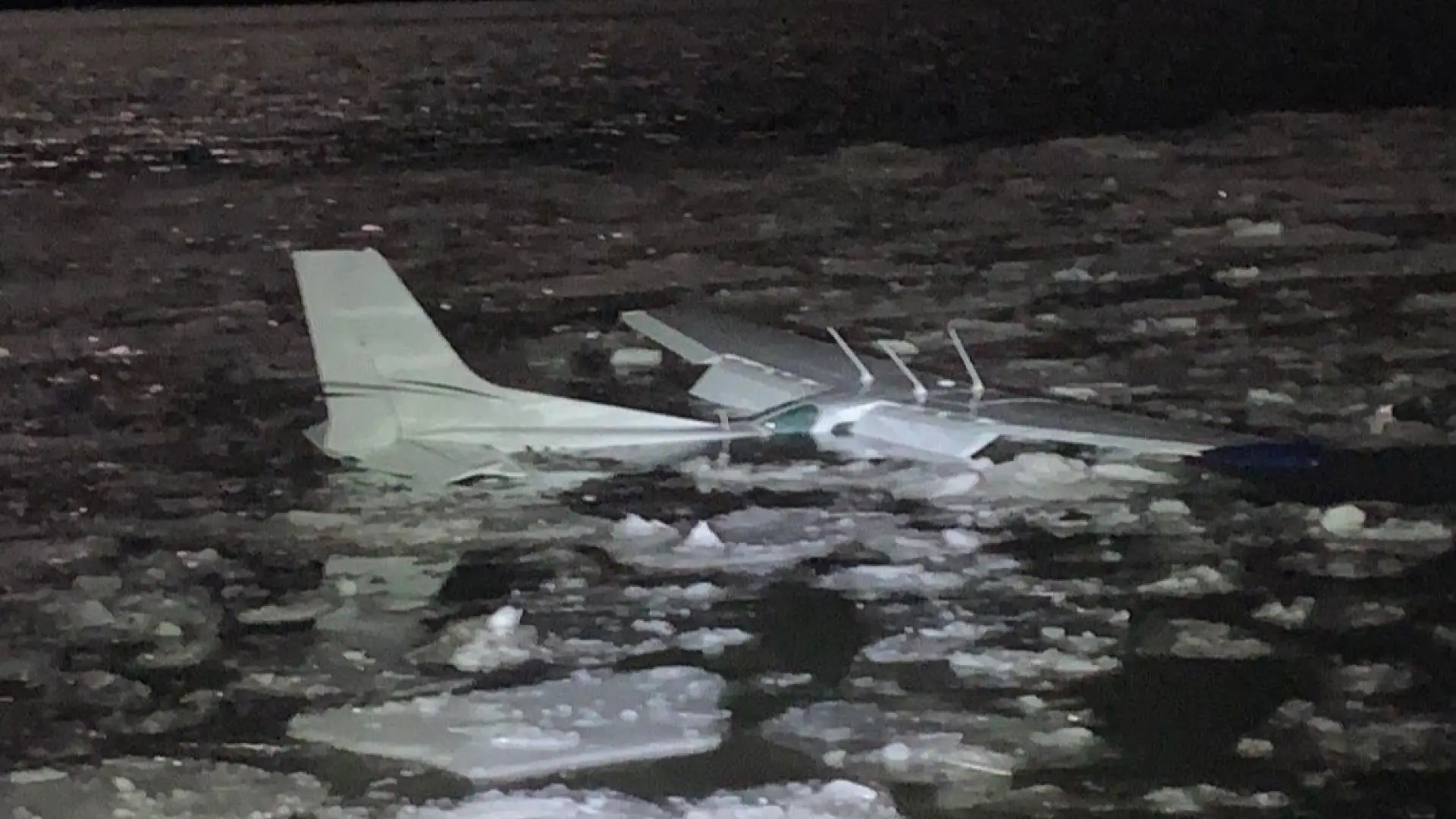 Una avioneta se estrella en un río helado en Nueva York y sus dos tripulantes salen ilesos: «Pudieron nadar hasta la orilla»