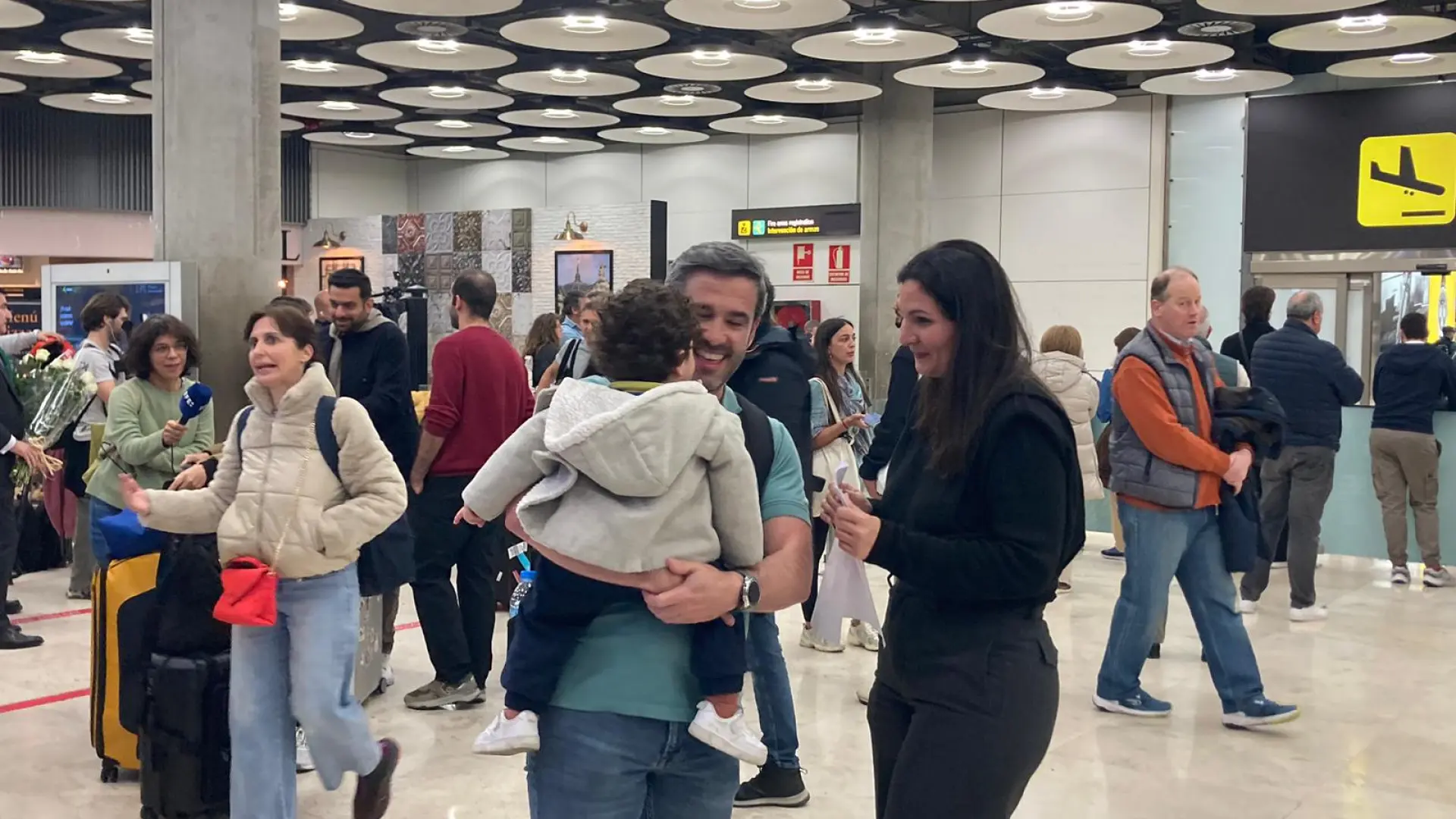 Llegan los primeros españoles evacuados de Oriente Próximo: «Desde el minuto uno temes por tu vida; los últimos días fueron horribles»