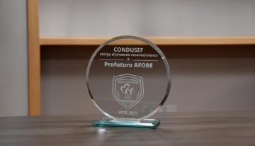Profuturo recibe la renovación de la insignia por el Compromiso en la Atención a Personas Adultas Mayores
