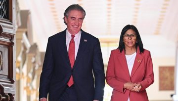 Cooperación «sin límites»: presidenta de Venezuela recibe a secretario del Interior de EU