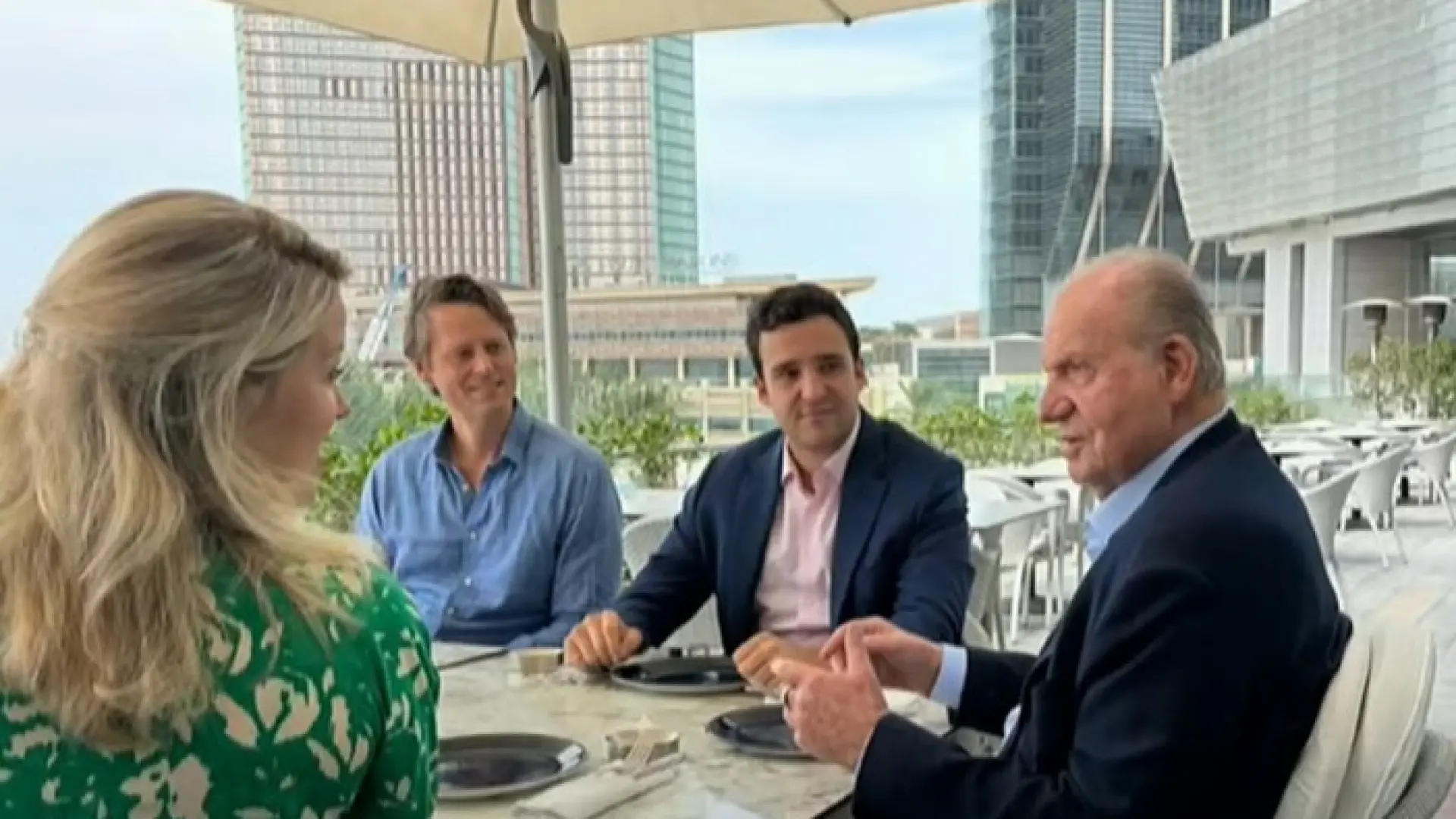 El rey Juan Carlos cancela su viaje a España: se queda con su nieto Froilán en Abu Dhabi, en alerta por la guerra en Oriente Medio