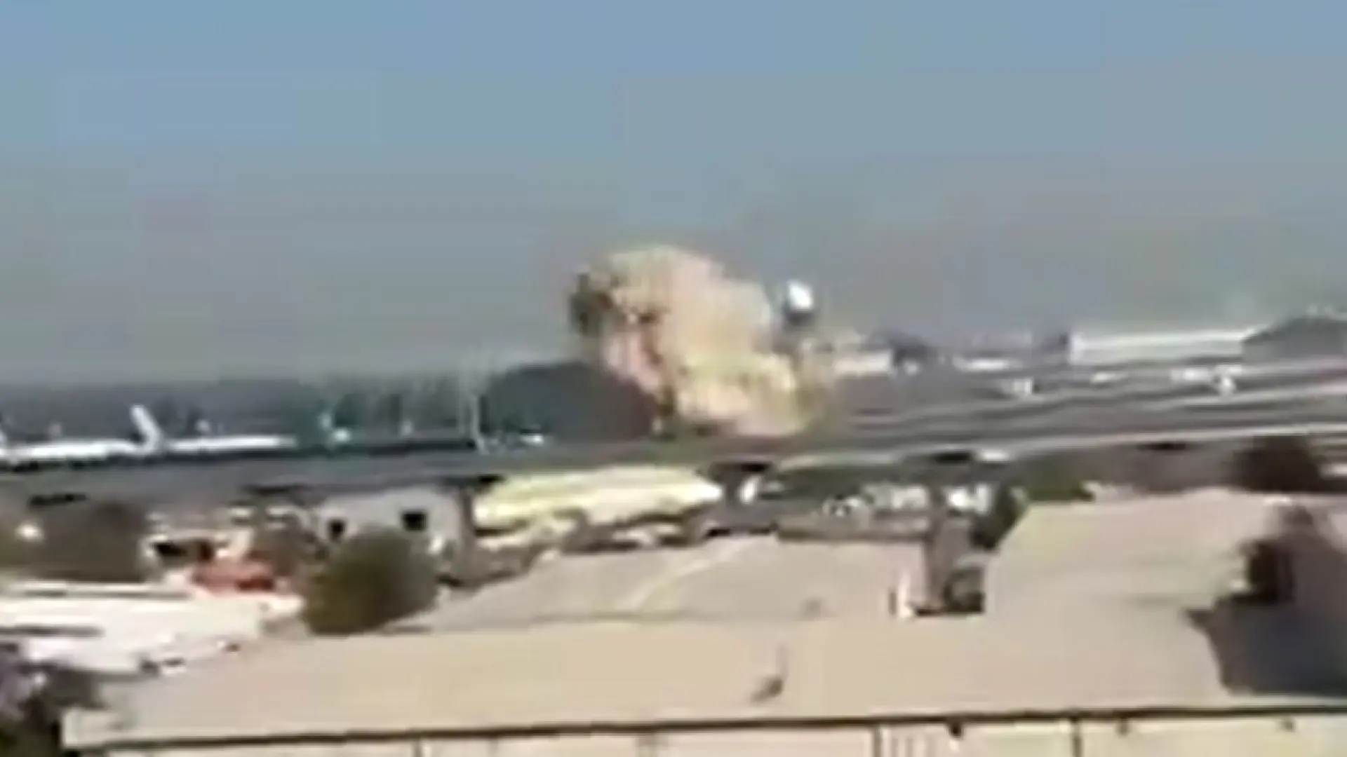 El momento en el que un dron iraní impacta contra el aeropuerto internacional de Dubái