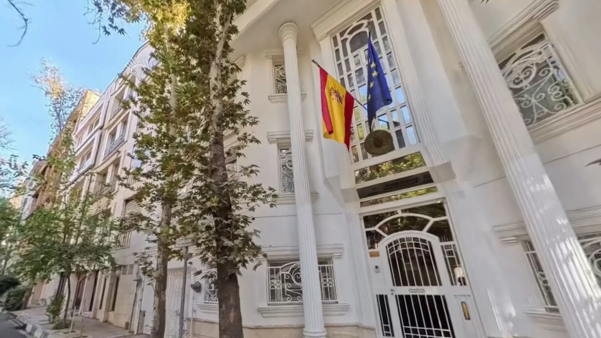 Evacuada la embajada de España en Irán: «Embajador y personal acaban de cruzar la frontera con Azerbaiyán y están a salvo»