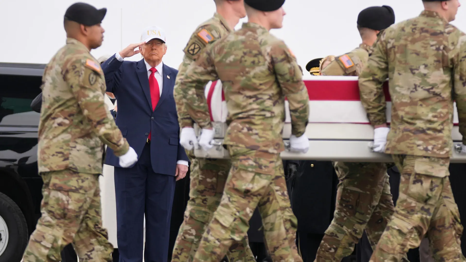 Trump recibe los restos de los seis primeros soldados de EEUU muertos en la guerra de Irán