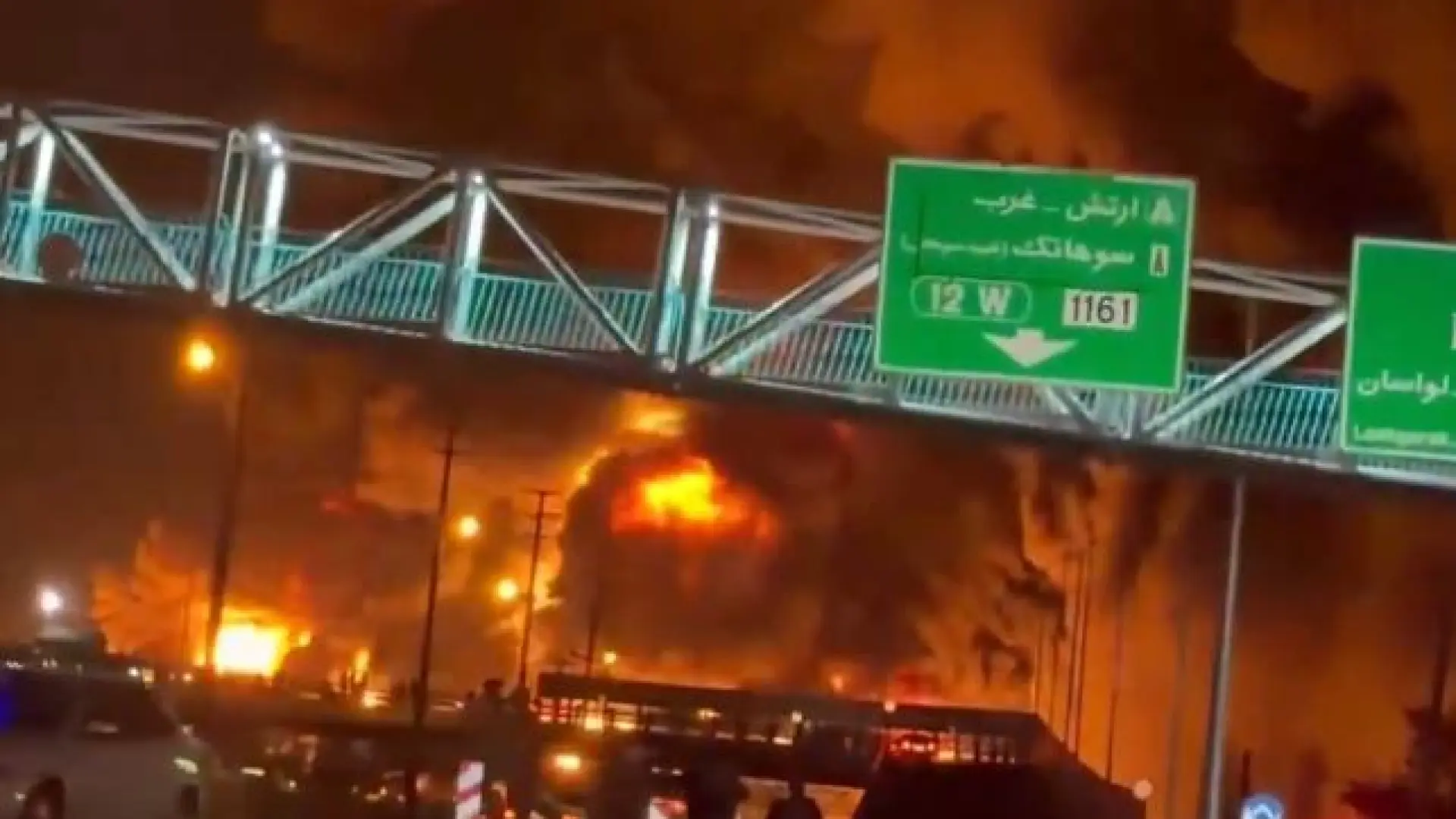 Teherán amanece envuelta en nubes tóxicas tras los ataques israelíes a instalaciones petroleras