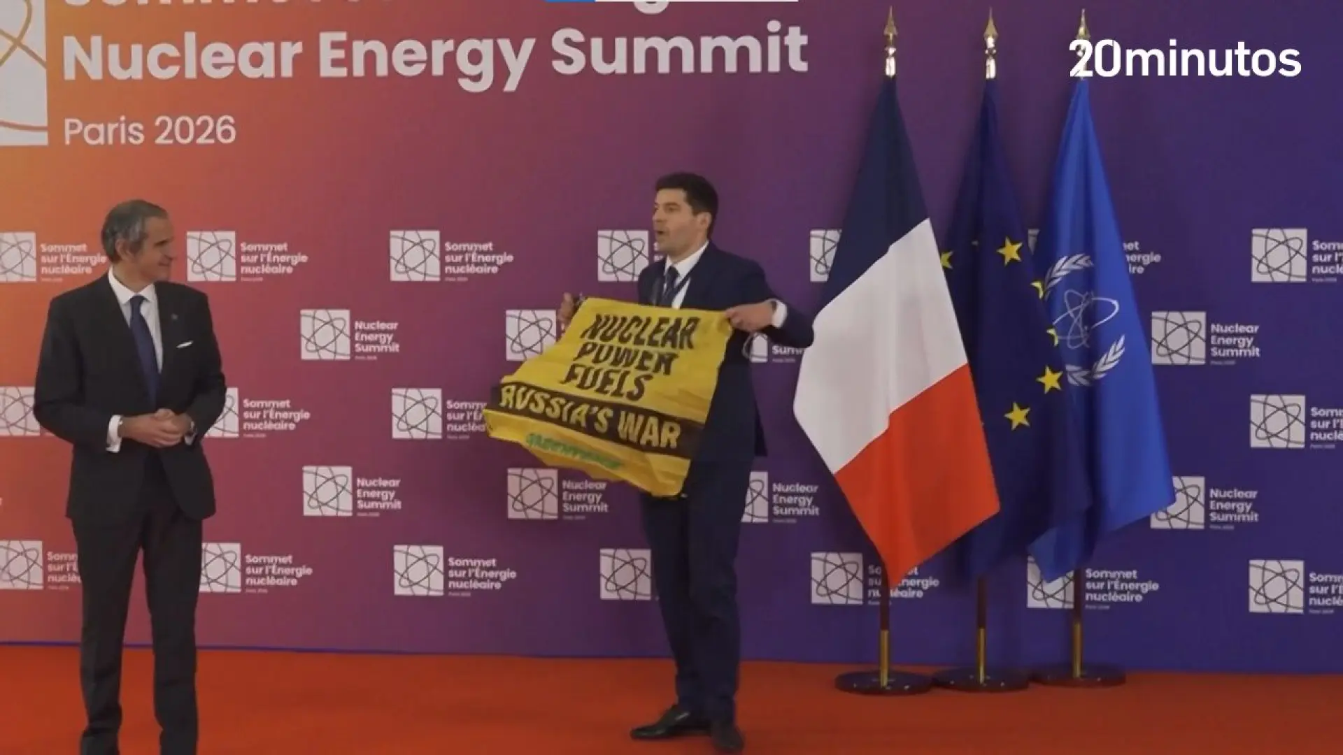 Dos activistas boicotean a Macron en la foto de familia de la Cumbre Nuclear de París: «La energía nuclear alimenta la guerra de Rusia»