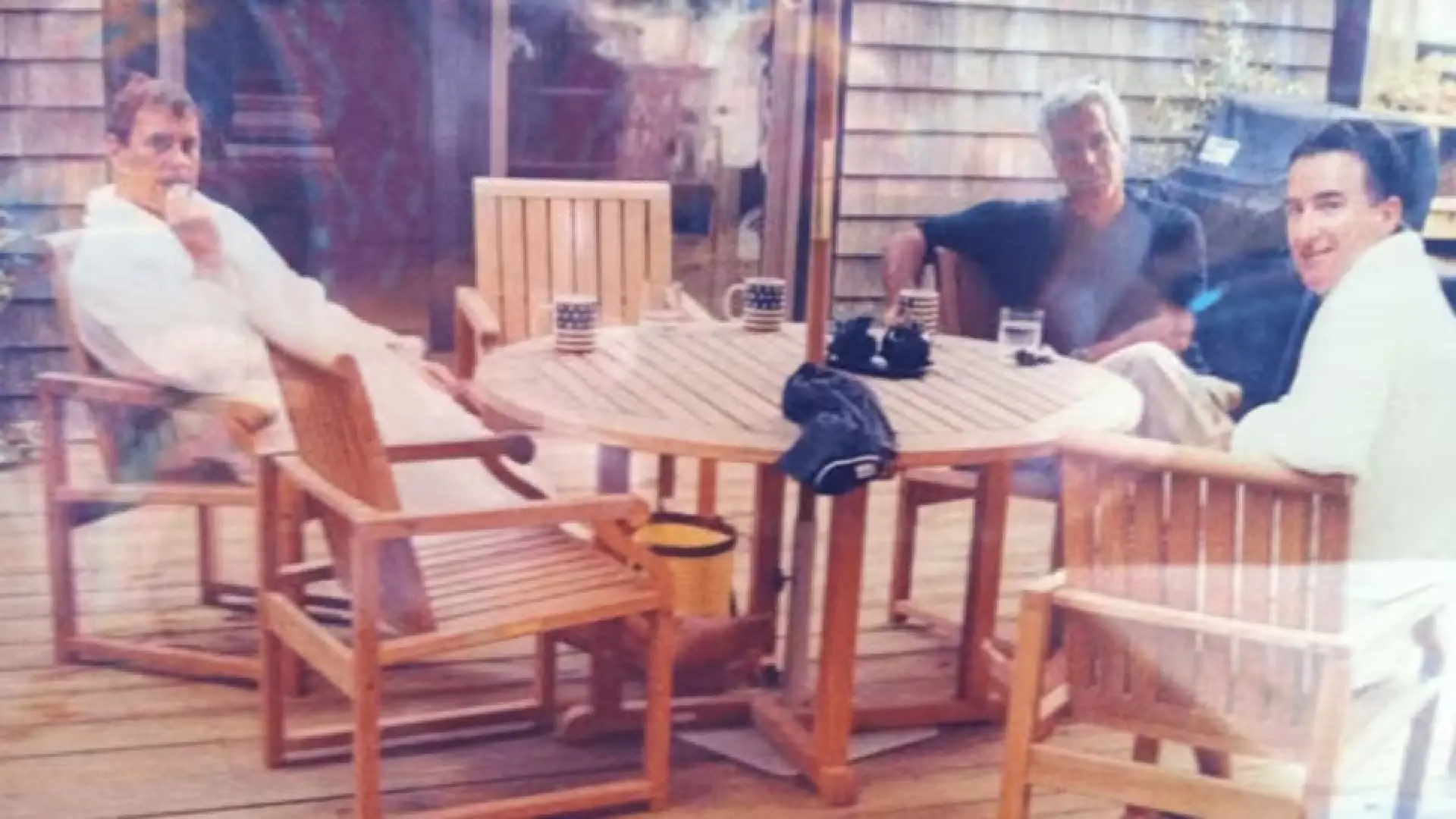 Sale a la luz la primera foto de Epstein junto al expríncipe Andrés y el exministro Mandelson, ambos en bata