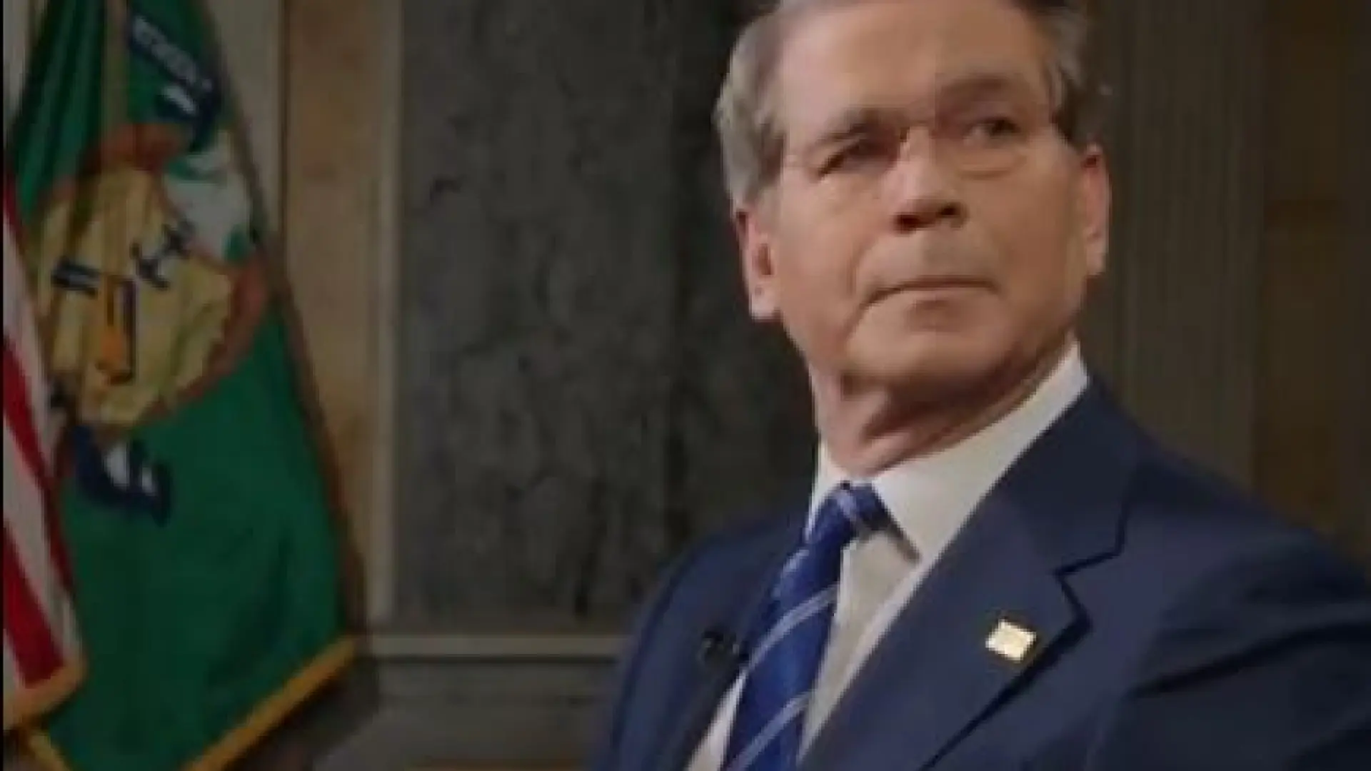 El momento en el que el secretario del Tesoro de EEUU es interrumpido en plena entrevista: «El presidente le necesita de inmediato»