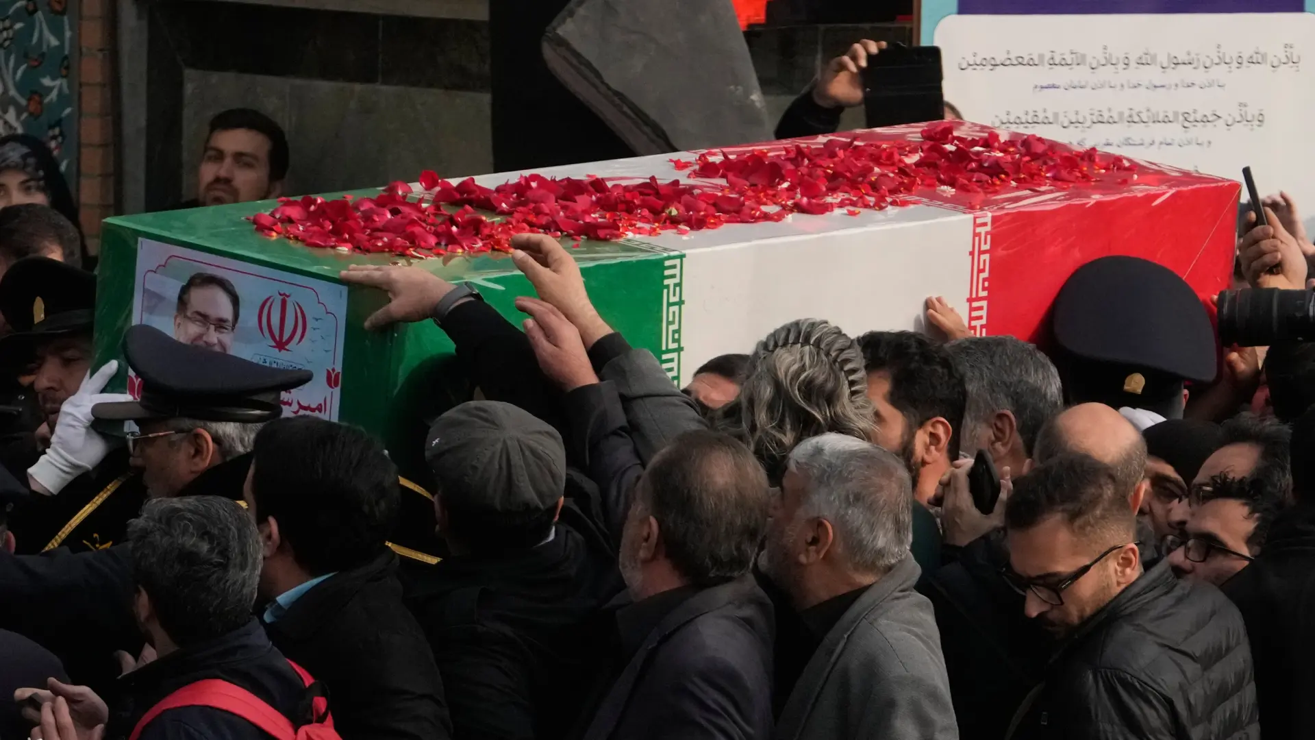 Irán entierra al almirante Shamjani, fallecido en el ataque que acabó con Alí Jamenei, y clama venganza: «Muerte a Estados Unidos»