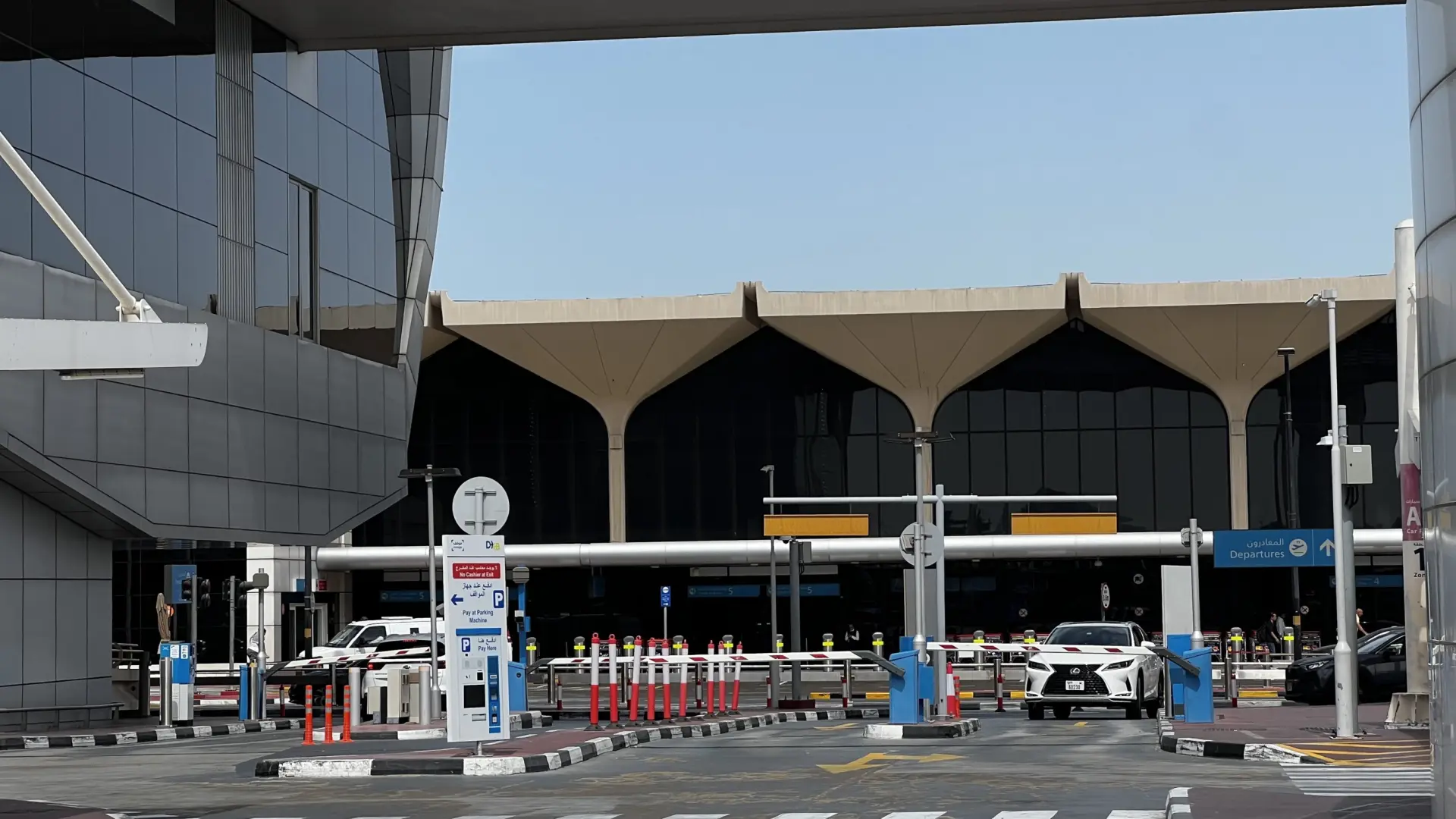 Un ataque con drones provoca un incendio cerca del aeropuerto de Dubái y obliga a suspender los vuelos