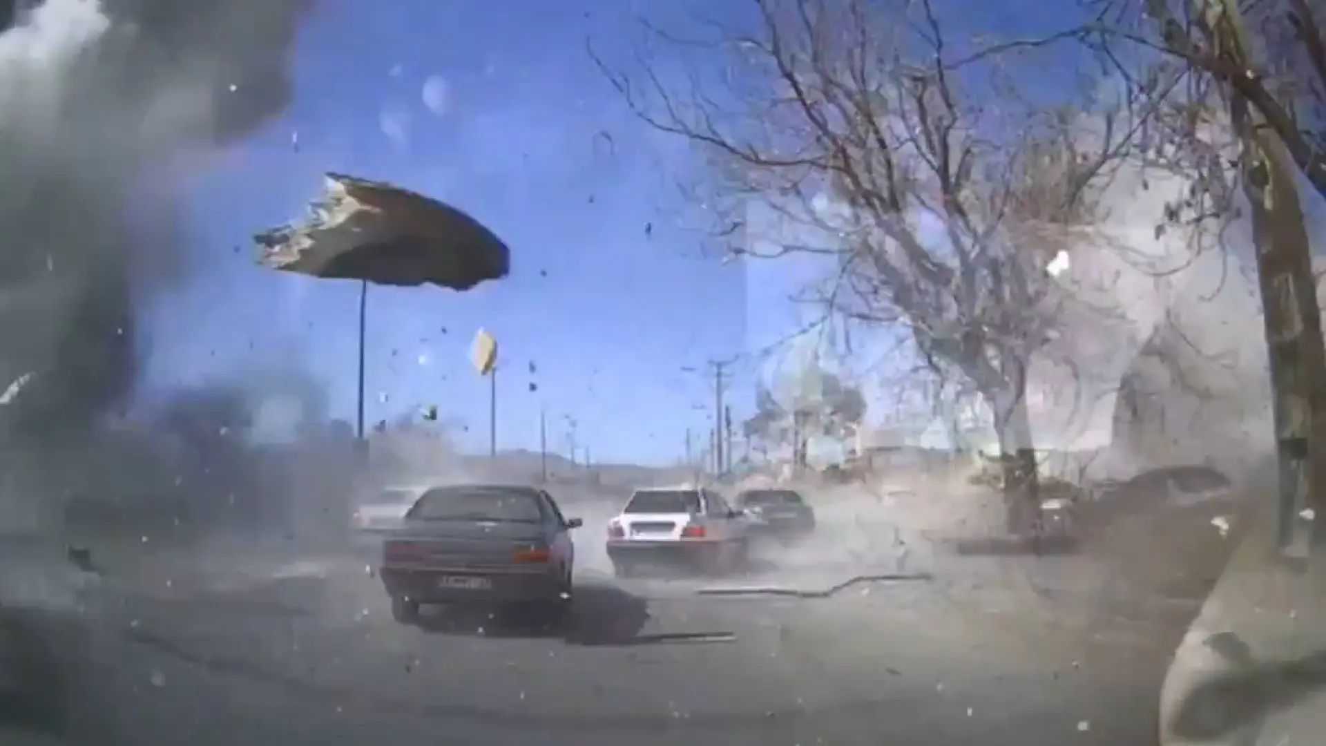 La cámara de un coche capta en vídeo la destrucción por un misil de un comando de la policía iraní