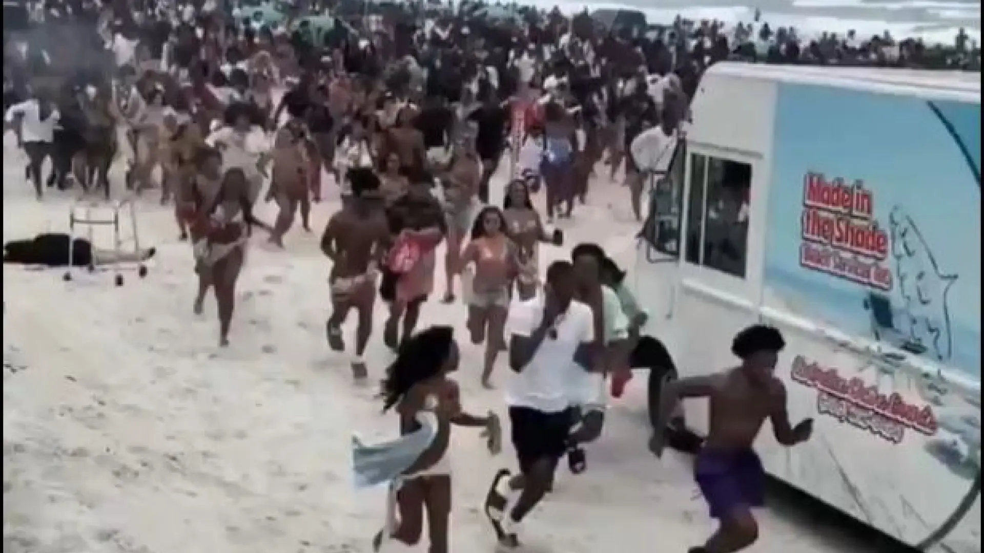 Un tiroteo provoca una huida masiva de una playa de Florida durante el inicio de las vacaciones de primavera en EEUU