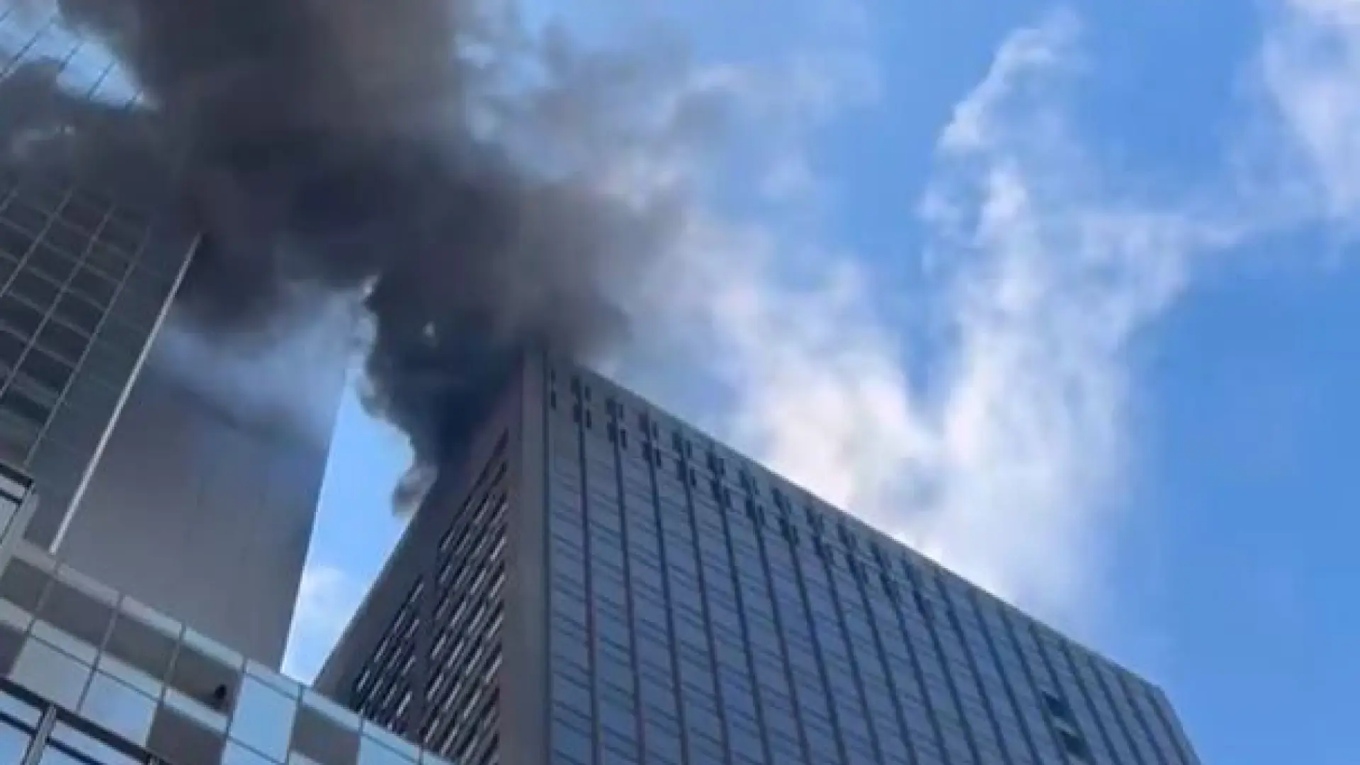Una impresionante nube de humo por un incendio envuelve el centro de Nueva York y afecta al desfile del día de San Patricio
