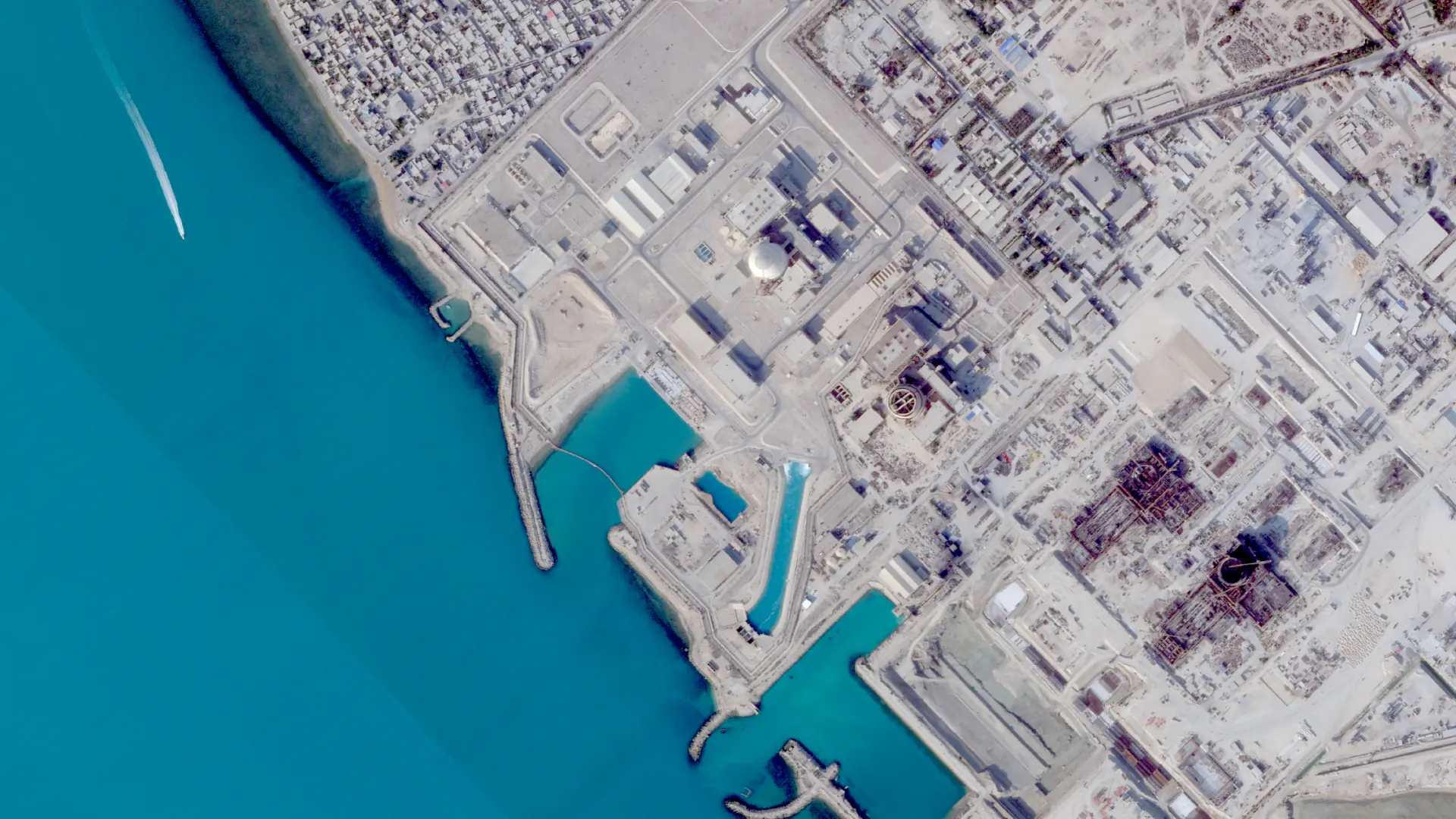 Un proyectil alcanza una central nuclear iraní y la OIEA pide «máxima contención» para evitar un accidente