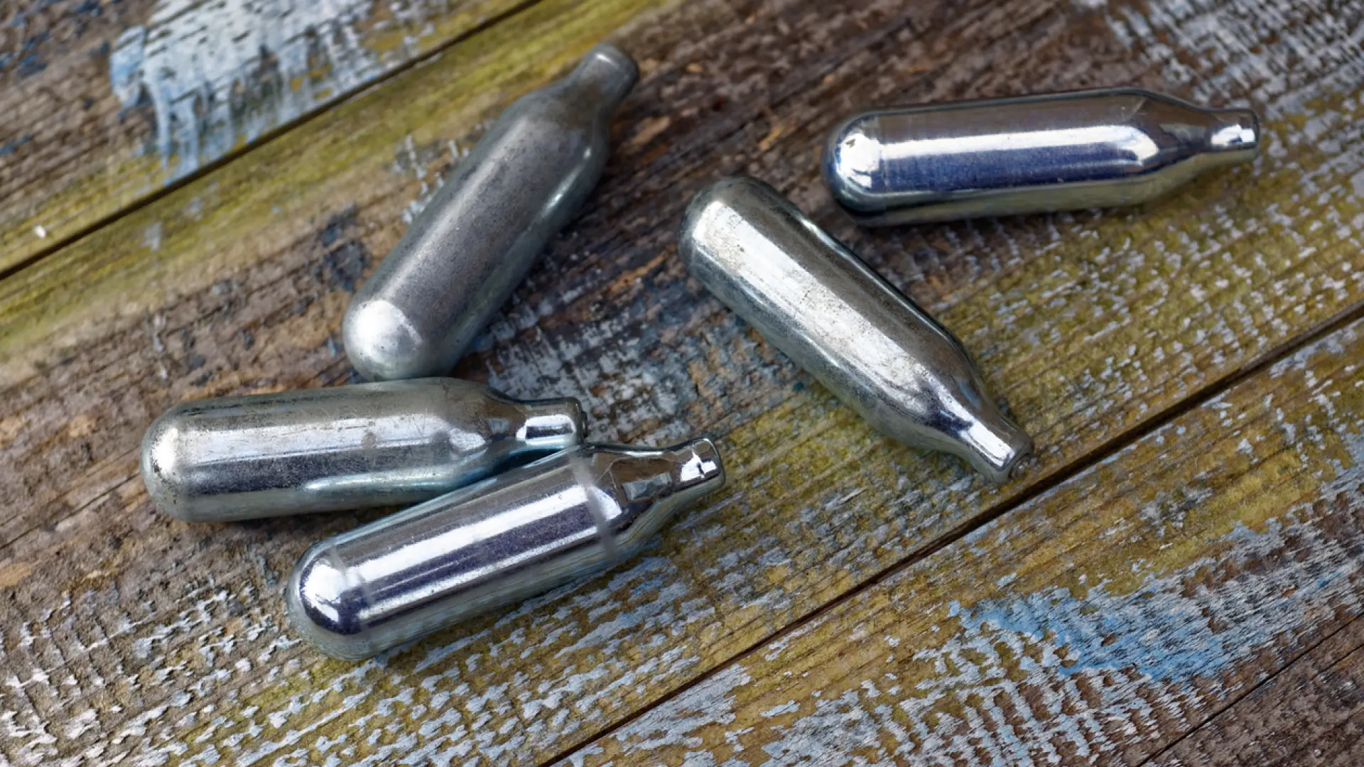 Expertos avisan que el «gas de la risa», muy popularizado entre los jóvenes, puede provocar secuelas neurológicas irreversibles