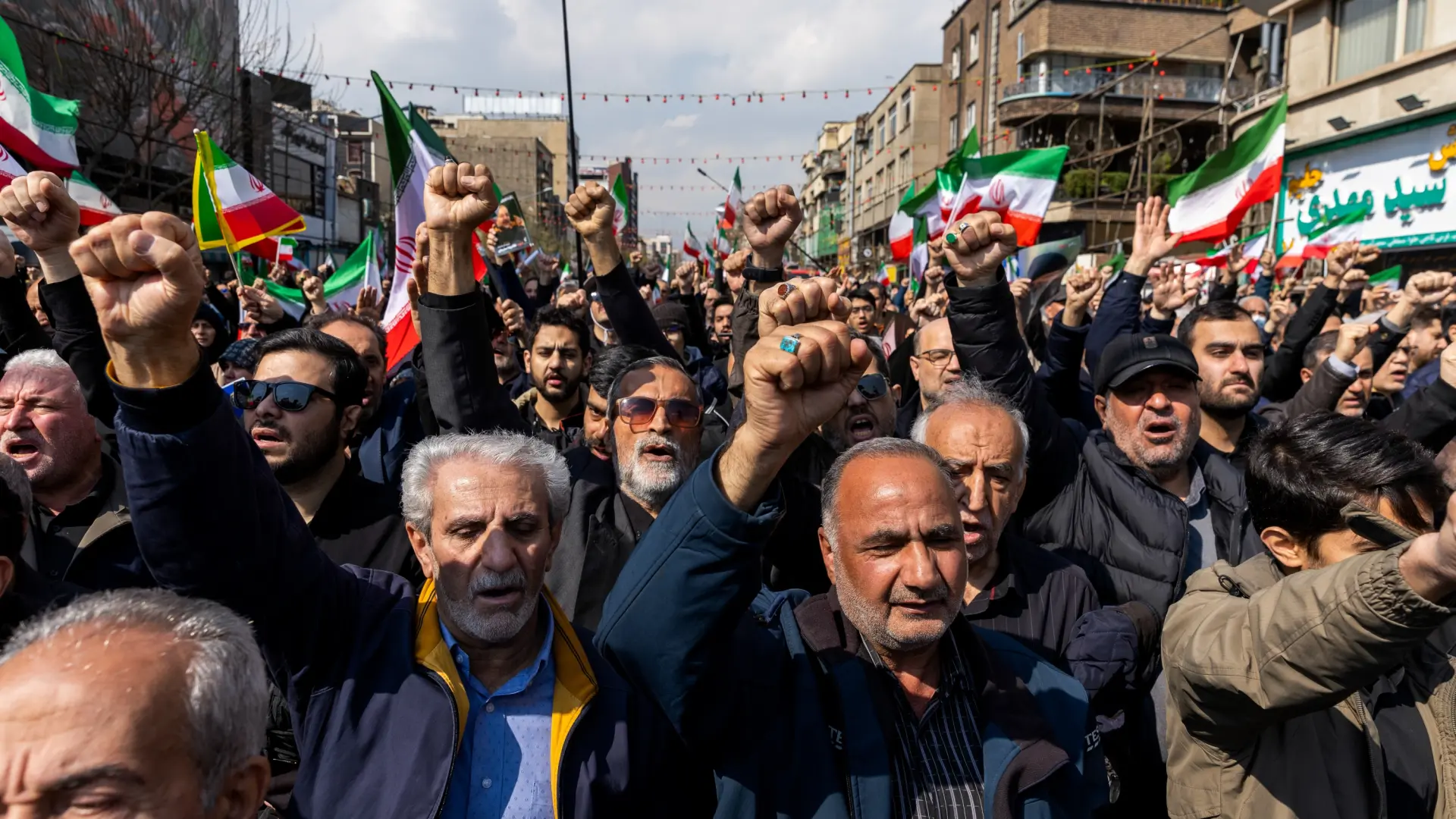 Trump choca con Netanyahu sobre las 'botas en el terreno' para derribar al régimen iraní que sigue firme después de 21 días de guerra