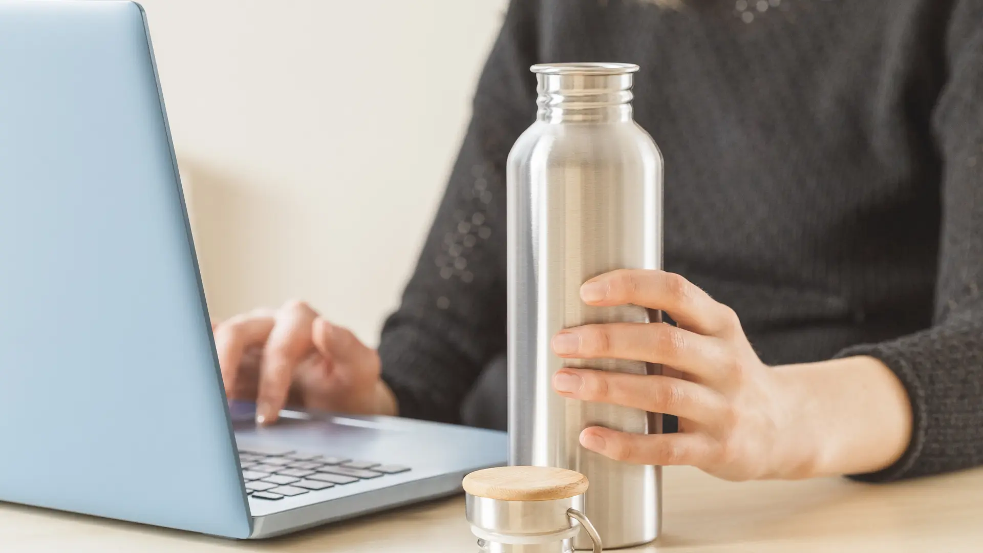 Alejandro Lucía, fisiólogo: «Beber poca agua se traduce en menor concentración y peor estado de ánimo en el trabajo»