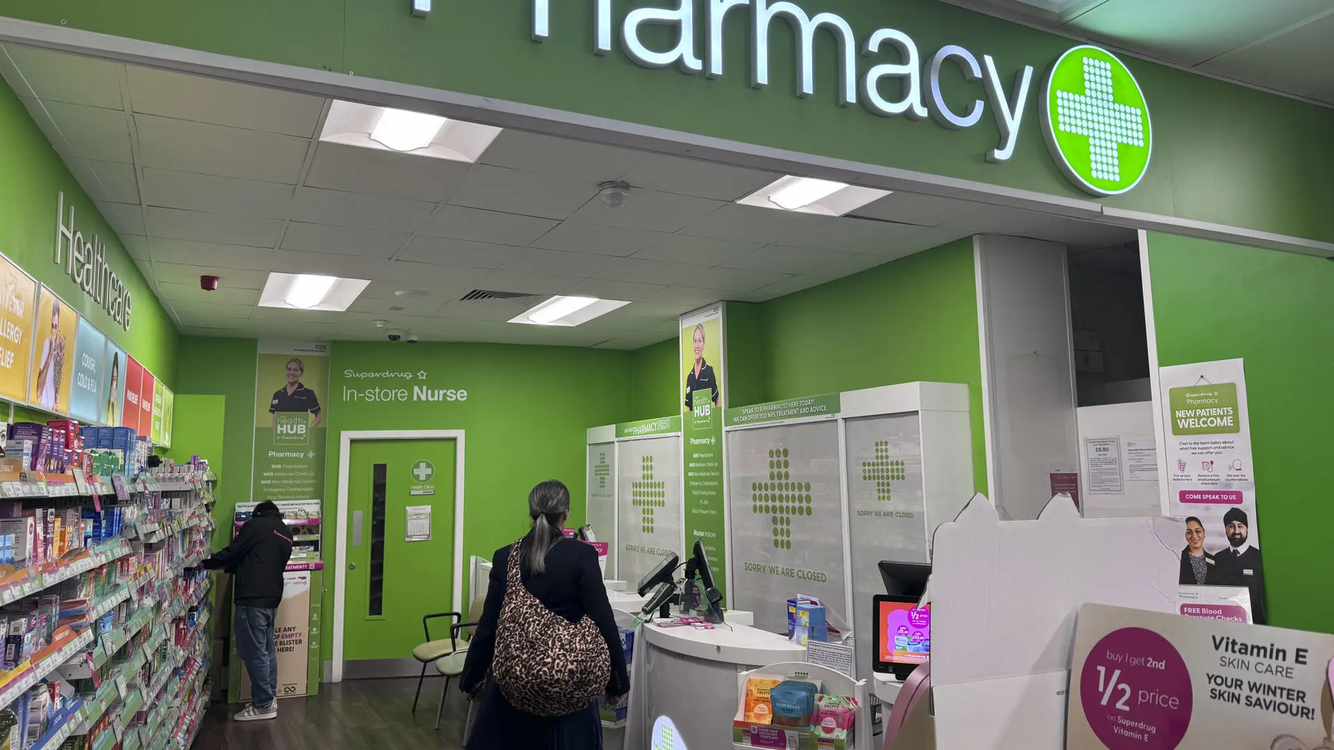 El brote mortal de meningitis en Reino Unido no está controlado y desata las alarmas: agota las vacunas y desborda las farmacias