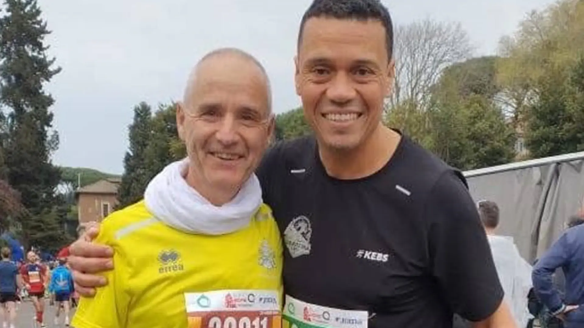 Un cardenal francés, presente en el pasado Cónclave, corre el maratón de Roma entre miles de atletas de todo el mundo