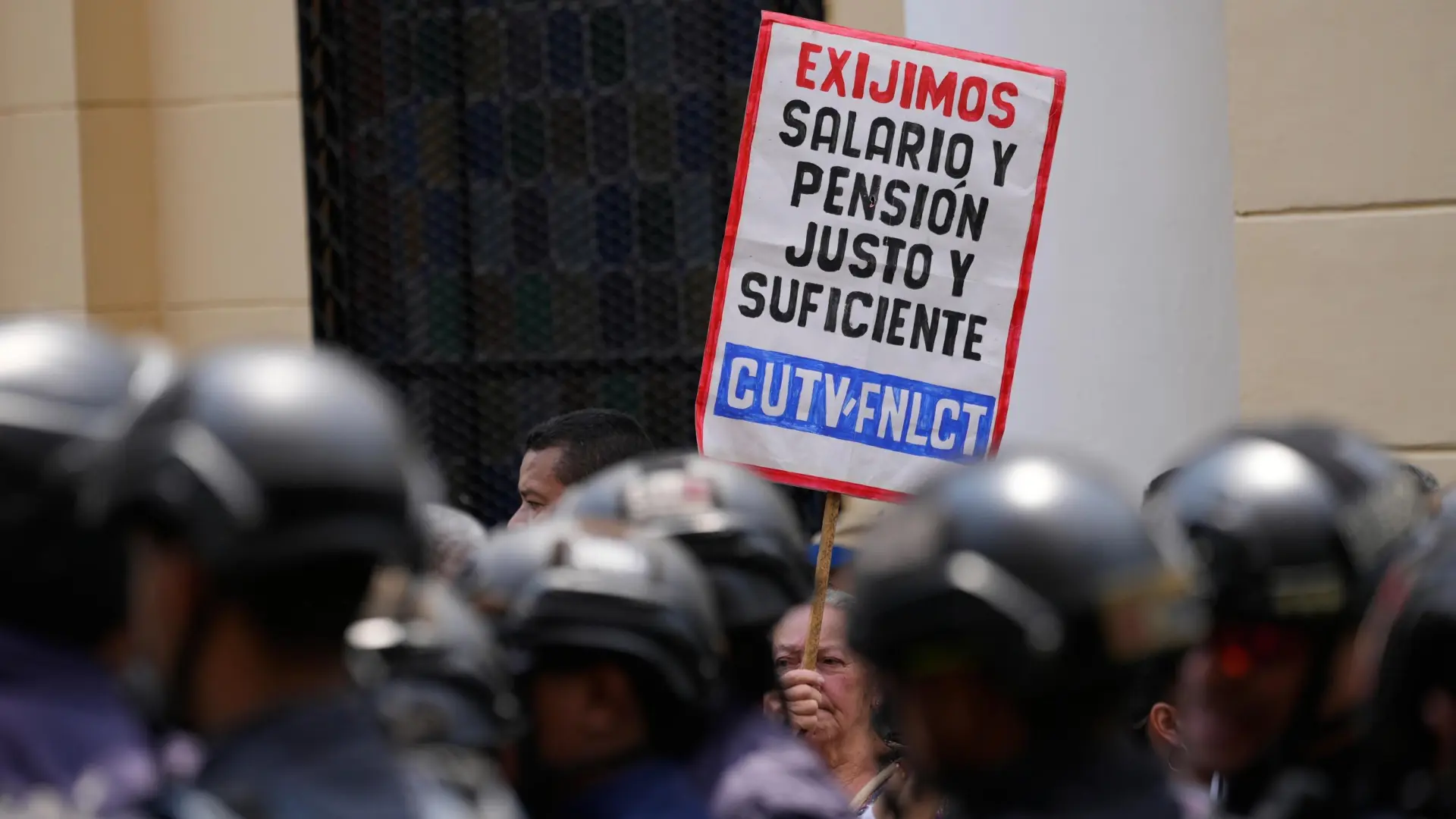 Maestros, sanitarios, funcionarios y jubilados protestan en Venezuela para exigir la subida del salario mínimo, que se sitúa en 0,24 euros