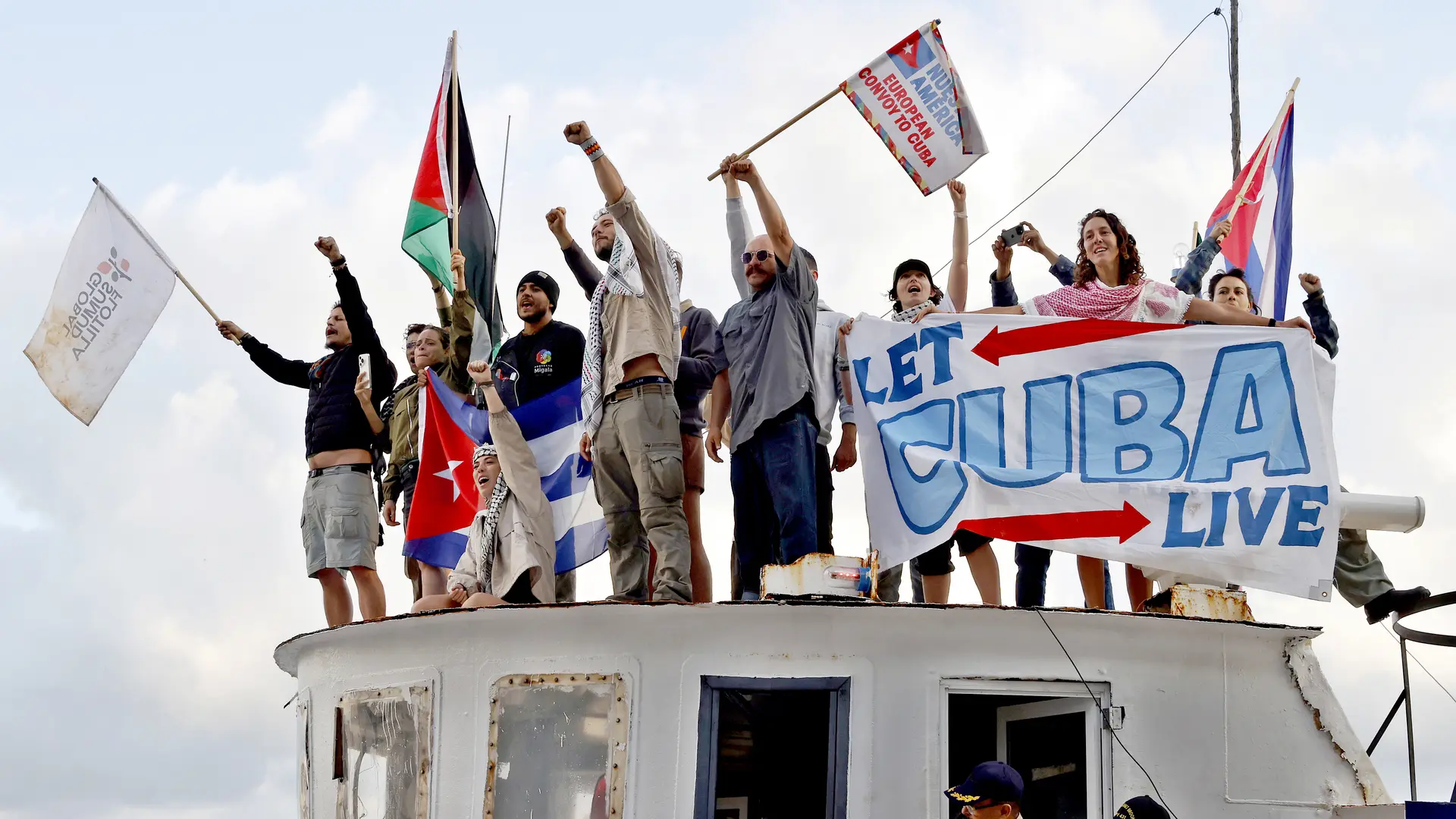 La 'flotilla cubana' llega a La Habana con ayuda humanitaria