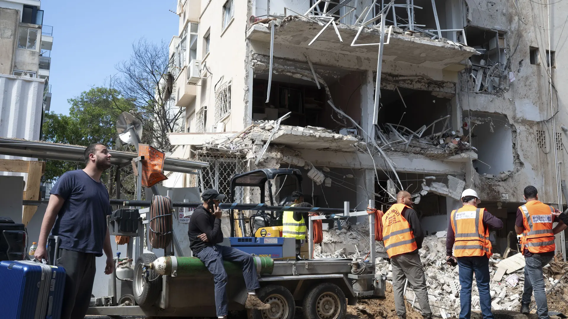 Irán nombra al sucesor de Lariyani y cruza ataques con Israel, que vuela cinco puentes sobre el Litani para controlar el sur de Líbano