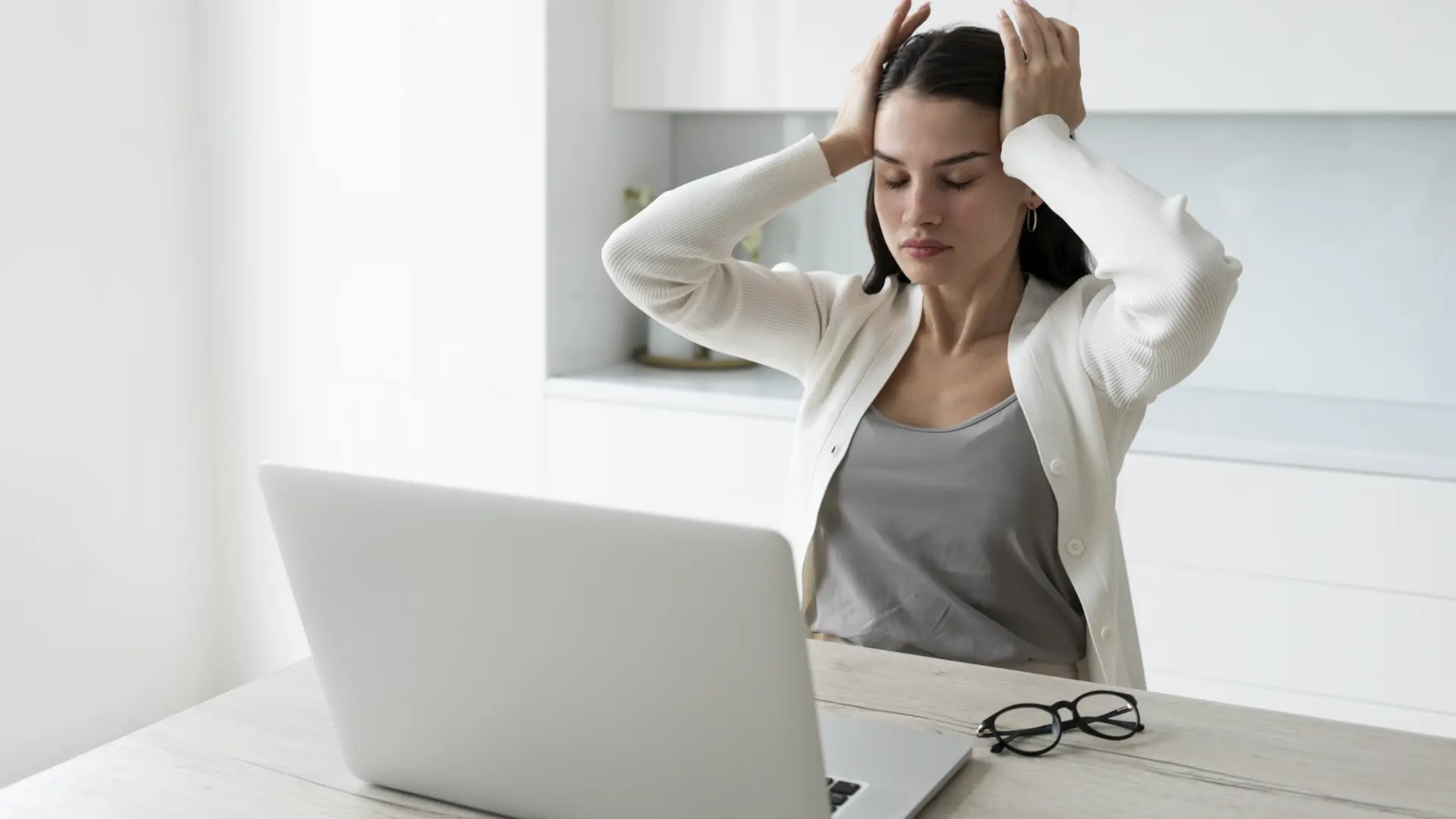 «No estás desmotivado, estás saturado»: cómo identificar el burnout silencioso y recuperar el foco sin exigirte más