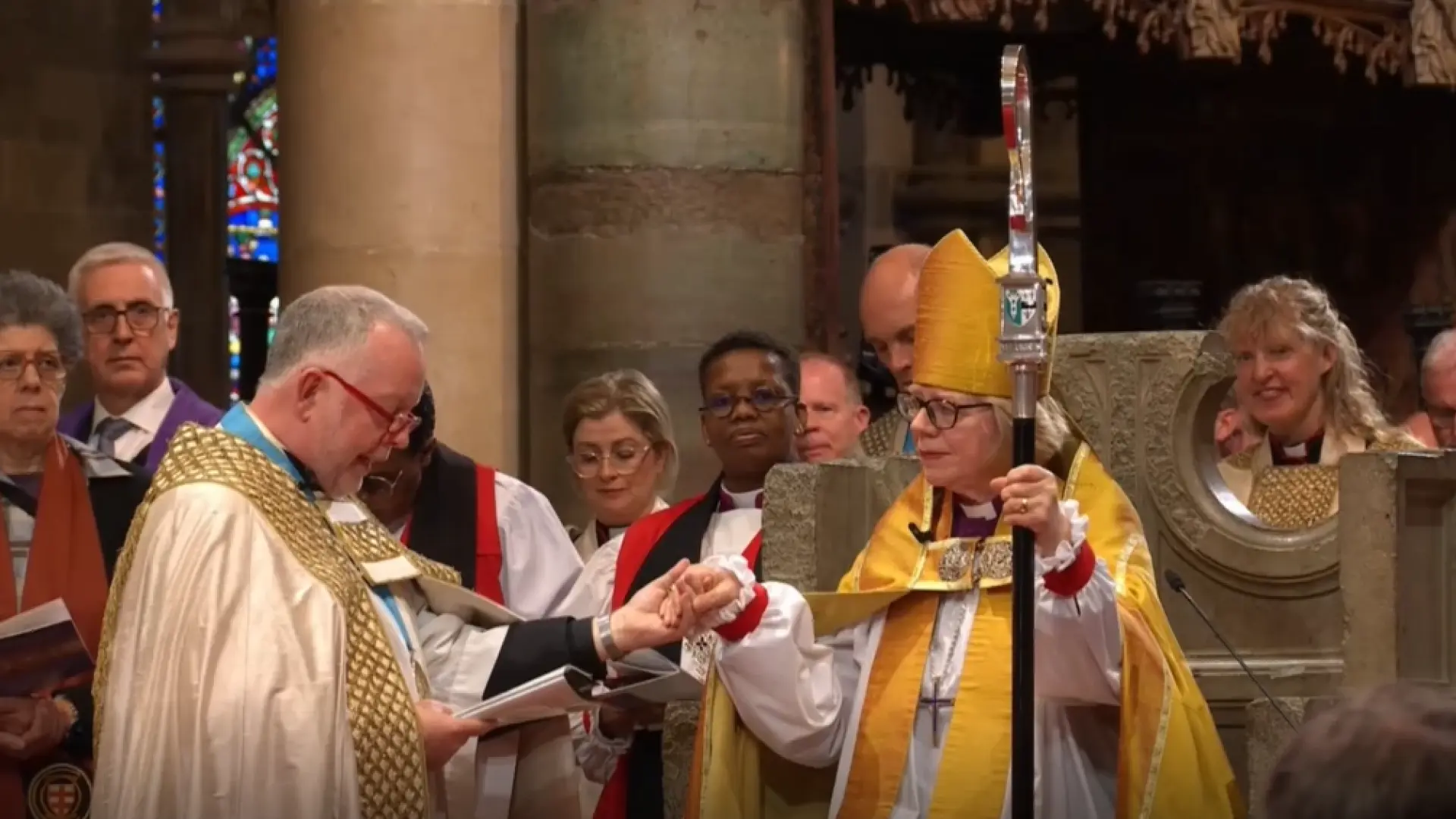 Sarah Mullally recibe el báculo de arzobispa, la primera en Canterbury, en una ceremonia con invitados de distintas religiones