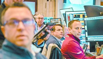 Wall Street retrocede en una jornada de incertidumbre