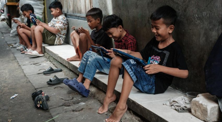Indonesia prohíbe el uso de redes sociales a menores de 16 años