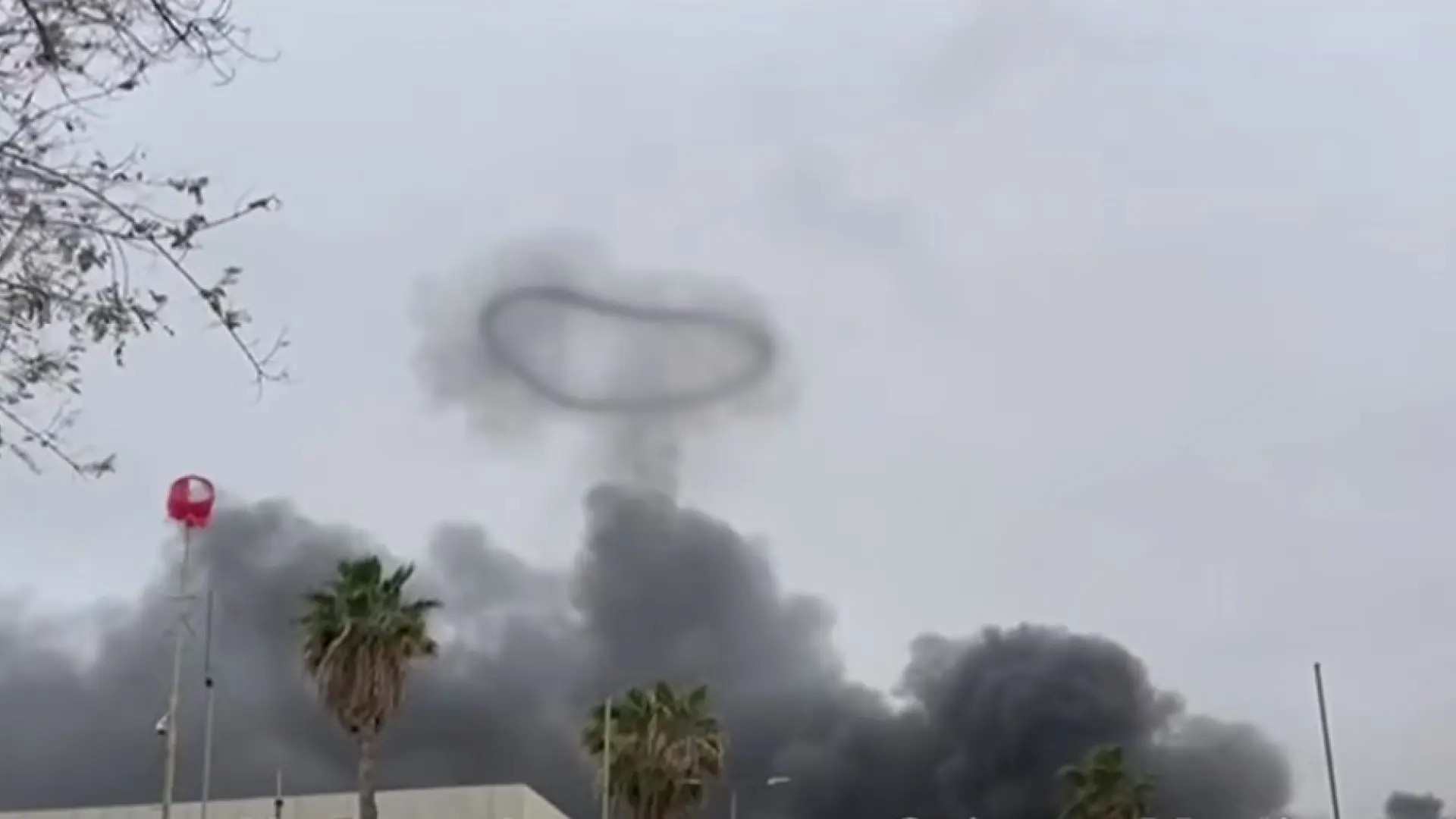 Fragmentos de un misil iraní derribado desatan un gran incendio en una planta química del sur de Israel