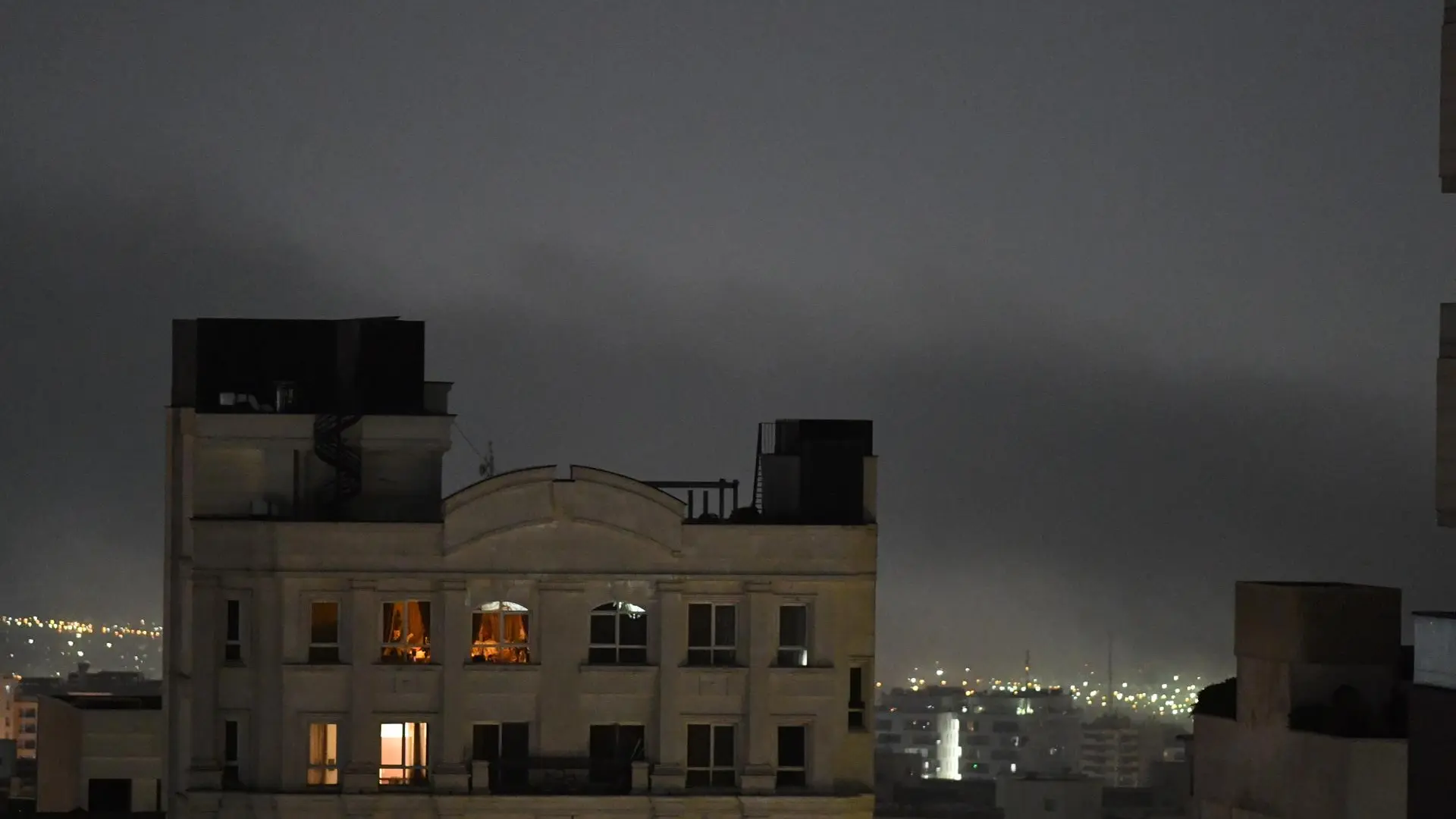 Irán denuncia ataques contra el sistema eléctrico que han causado un apagón en parte de Teherán y Alborz