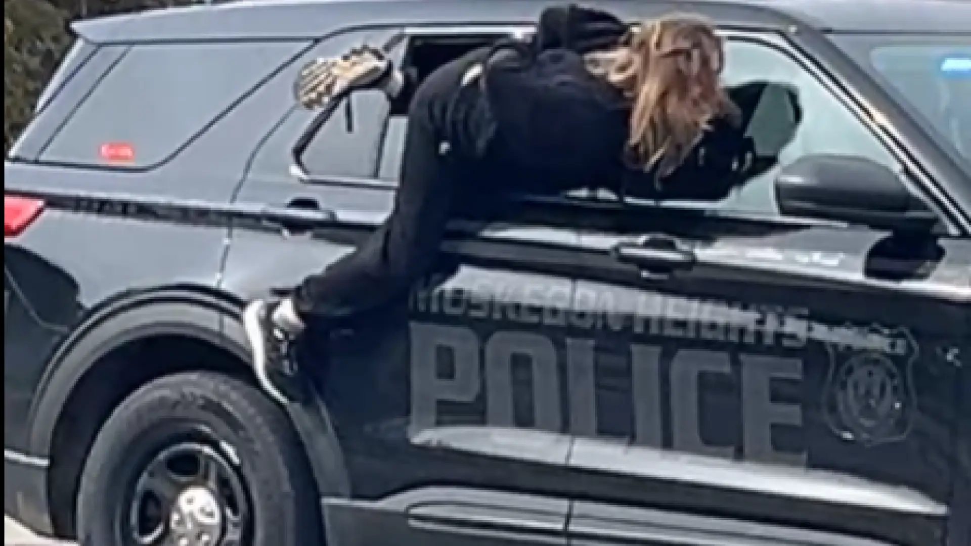 Una mujer esposada se escapa de la Policía al salir por la ventana del coche oficial