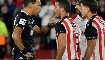 Otra vez, los hinchas explotaron contra Tapia y Toviggino: del escandaloso penal que no le dieron a Huracán ante Barracas al baile del Pincha al ritmo de «no soy secanucas»