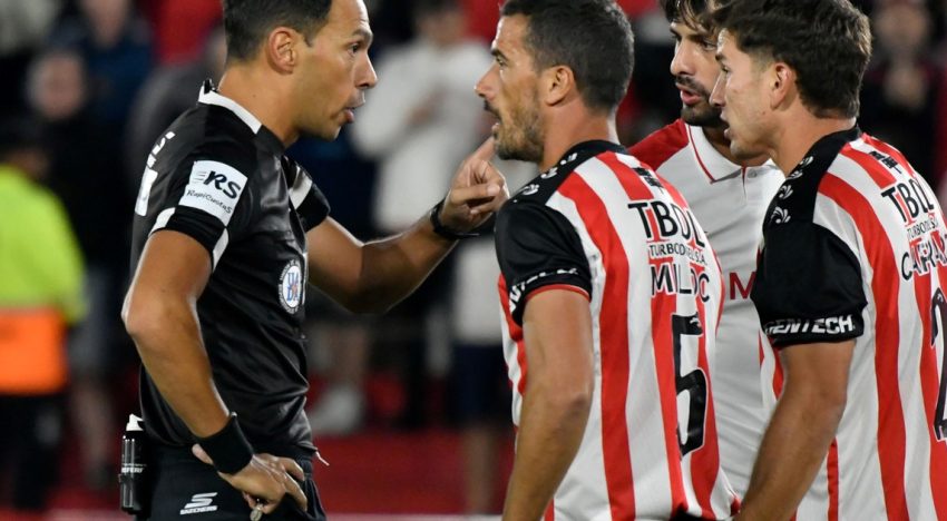 Otra vez, los hinchas explotaron contra Tapia y Toviggino: del escandaloso penal que no le dieron a Huracán ante Barracas al baile del Pincha al ritmo de «no soy secanucas»