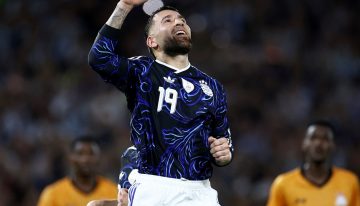 Messi y la generosidad del capitán: le «regaló» el penal a Otamendi para que tuviera una despedida redonda de la Argentina