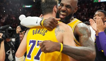 LeBron James ya es el jugador con más partidos en la NBA: lo festejó con un triple doble y Doncic le regaló 60 puntos en otra noche histórica de los Lakers