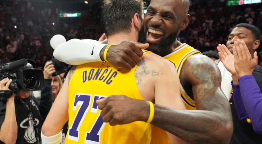 LeBron James ya es el jugador con más partidos en la NBA: lo festejó con un triple doble y Doncic le regaló 60 puntos en otra noche histórica de los Lakers