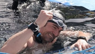 Un italiano nadó más de 100 metros bajo hielo, sin traje y sin respirar: marcó dos nuevos récords mundiales