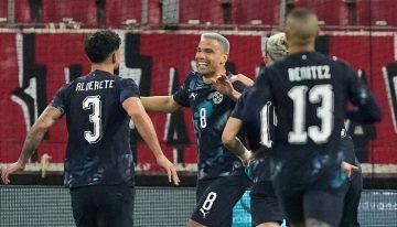 Gustavo Alfaro sonríe: Paraguay encontró la victoria ante Grecia en el botín derecho de Diego Gómez